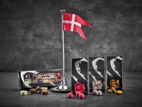 Georg Jensen dansk flag 39cm og dansk luksus chokolade 120g
