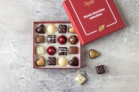 Merry Cherry 16 | 140g.  Gaveæske med fyldte chokolader i bæredygtig emballage