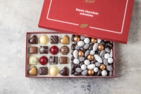 Merry Cherry 16 Dragé | 340g.  Fyldte chokolader og dragémix i gaveæske